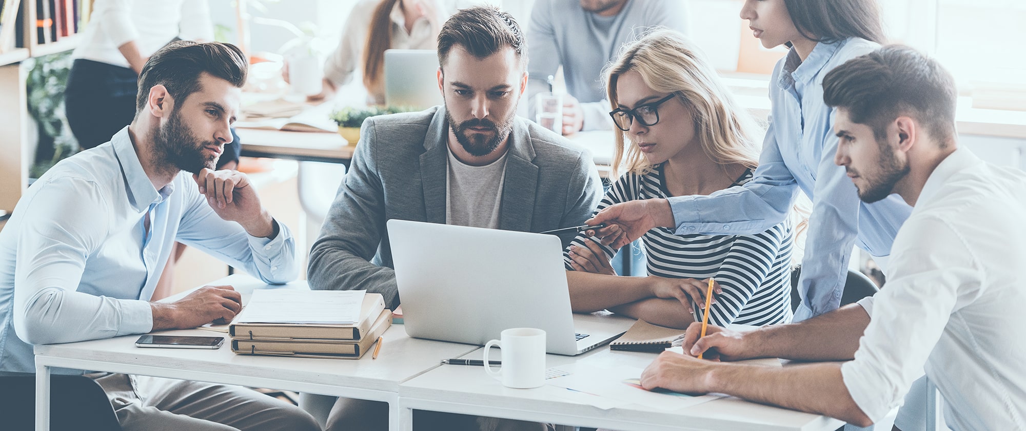 IT Services, Menschen, die am Laptop zusammenarbeiten