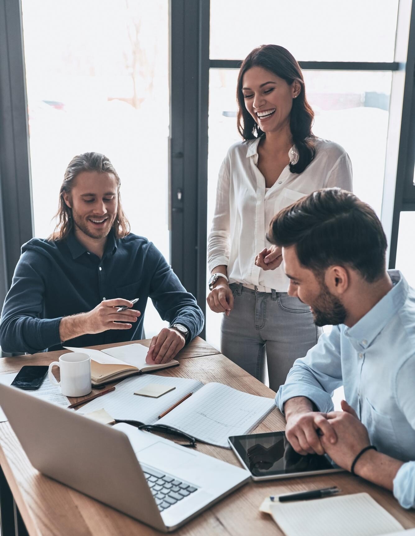 Drei Menschen arbeiten in einem Büro zusammen
