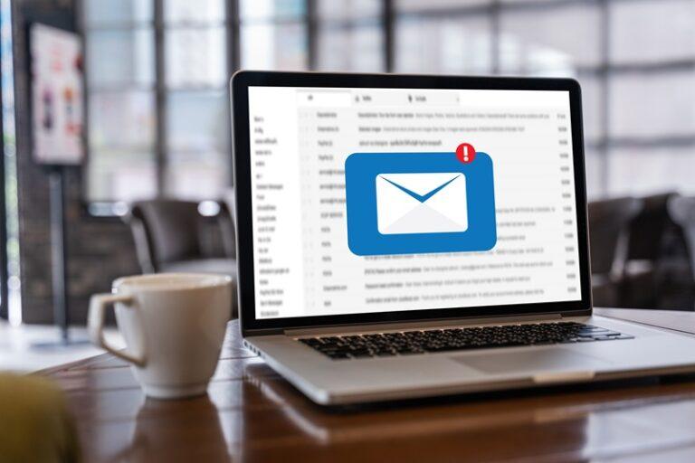 Eine Bildschirm zeigt eine Mail-Benachrichtigung mit einer Bewerbung für einen IT-Job bei Wilde-IT