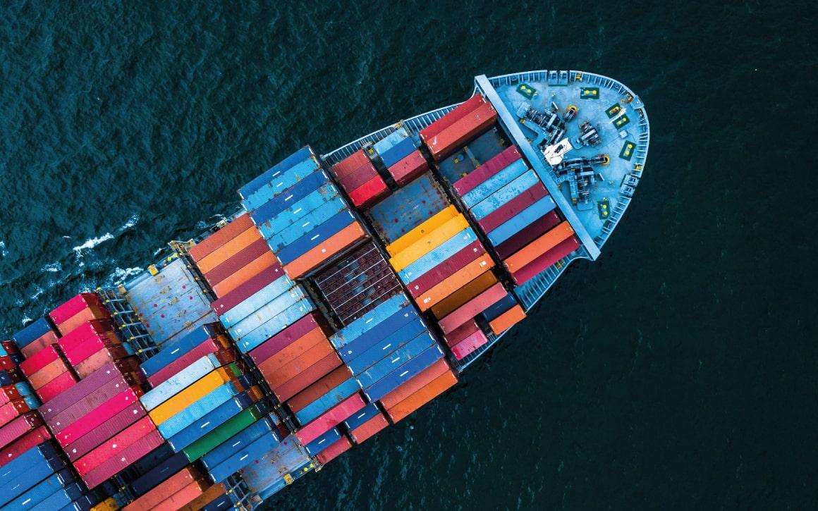 Ein Transportschiff voller Container