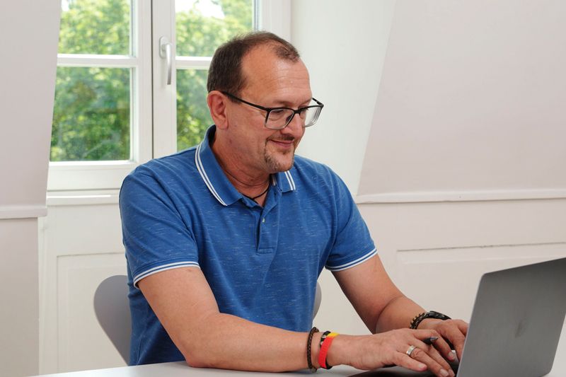 Ein Senior Entwickler der Wilde-IT arbeitet an einem Laptop