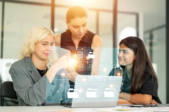 Mitarbeiterinnen besprechen KI Lösungen für Unternehmen