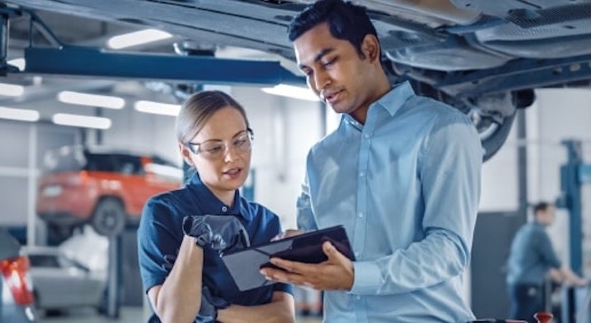 mobile app logistik Vorschaubild Mitarbeiter in der Automobilbranche besprechen Daten auf einem Tablet