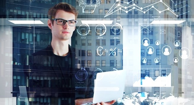 Datenbanksynchronisation Vorschaubild Ein junger Mann mit Laptop in der Hand führt eine Datenbanksynchronisation durch