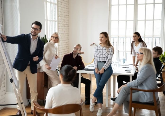 Beitragsbild Workshop Mitarbeitende arbeiten zusammen während eines IT-Workshops